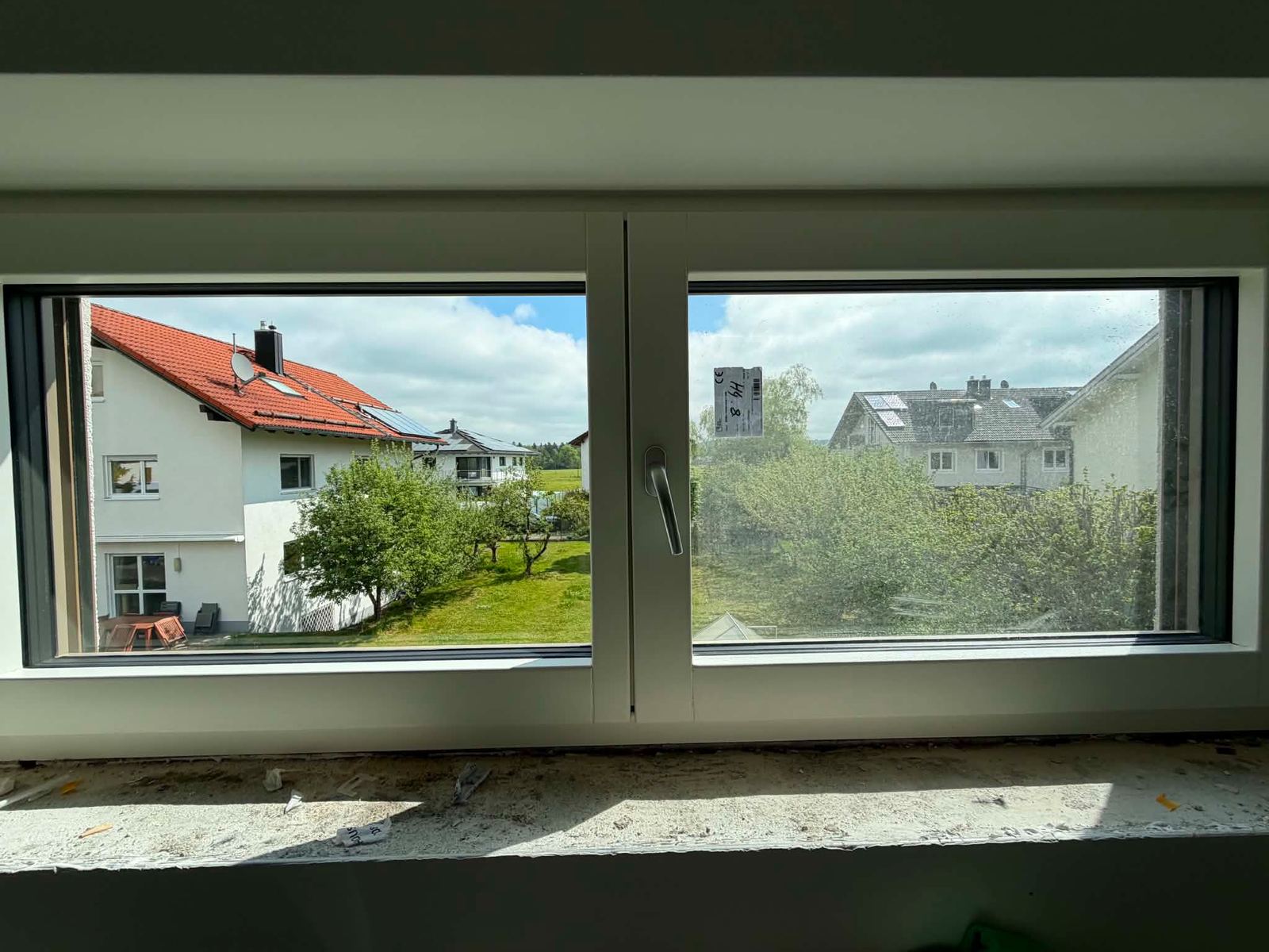 Fensterelement im Neubau nach der Glasreinigung