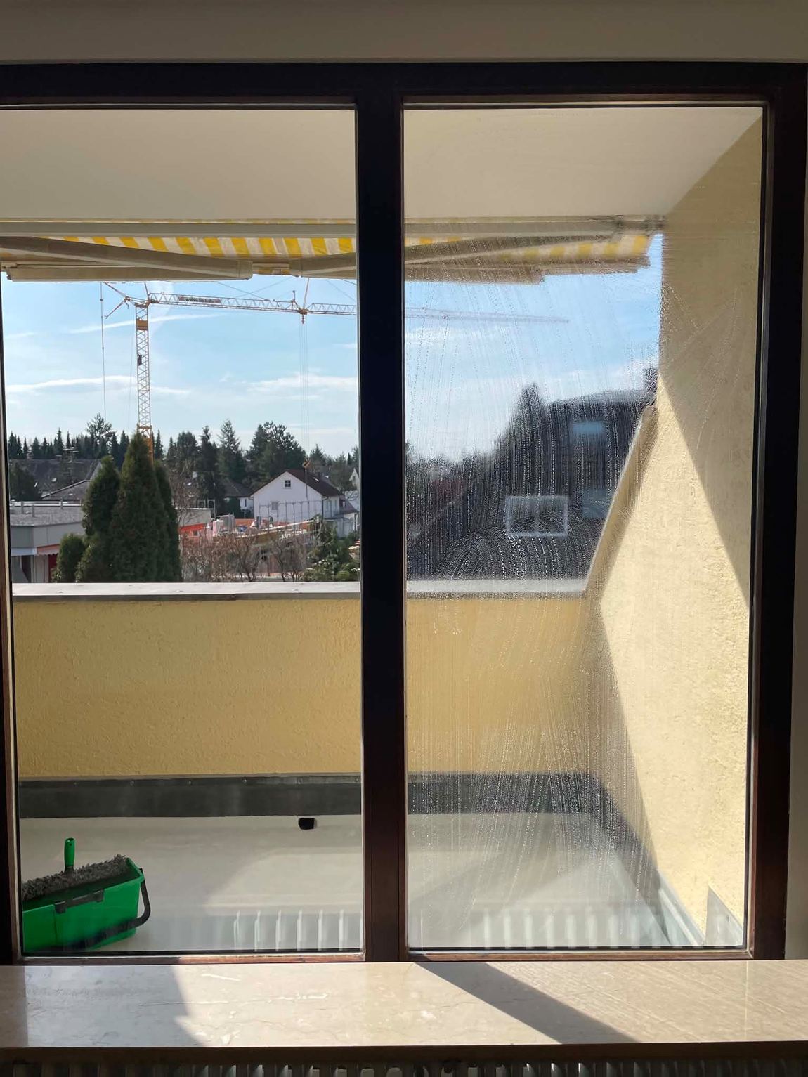 Fensterfront wird mit Einwascher und Abzieher gereinigt