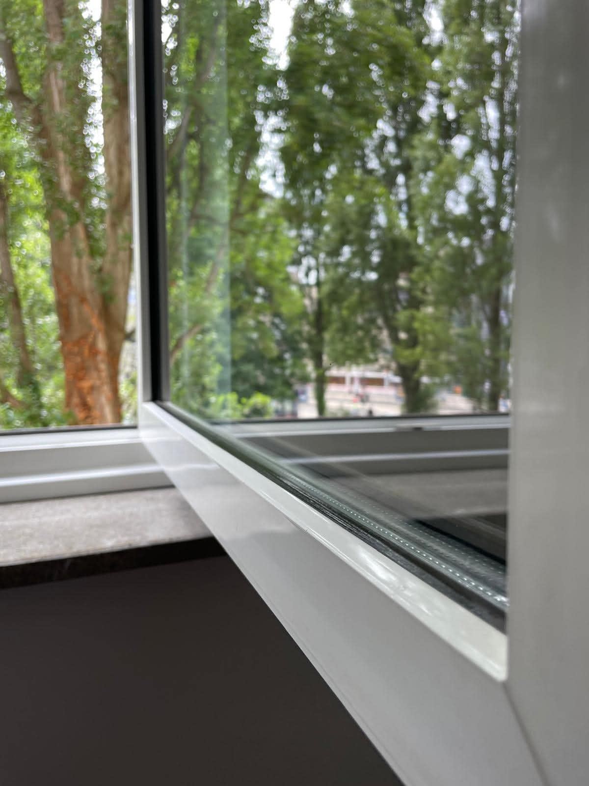 Derselbe Fensterfalz nach der Reinigung, Rahmen und Schiene sauber
