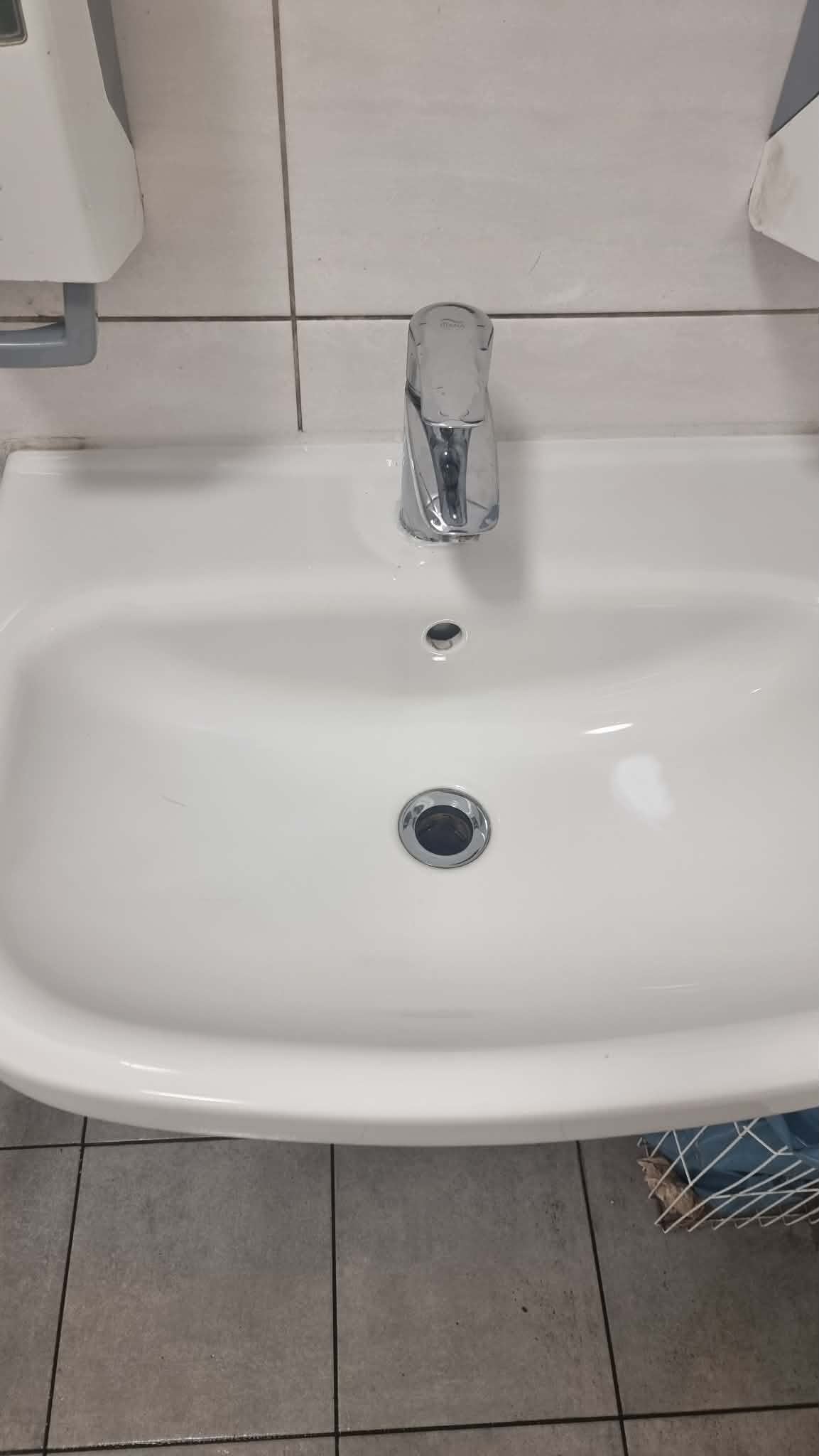 Waschbecken derselben Sanitäranlage nach der Reinigung