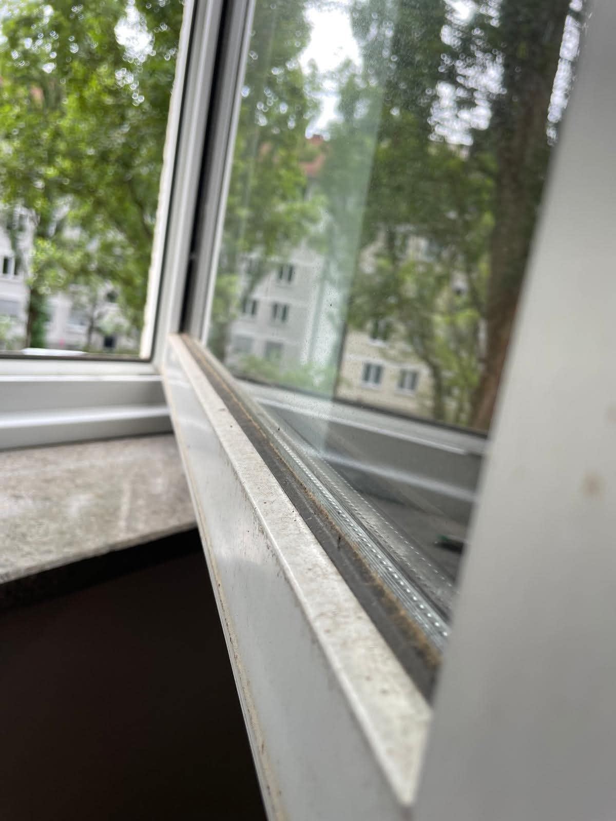 Fensterfalz und Rahmen vor der Reinigung, mit Schmutzablagerungen in der Laufschiene
